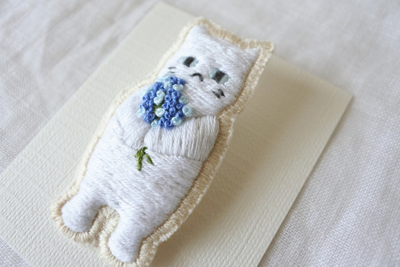 もらってください。　猫　刺繍　ブローチ　しろにゃん 4枚目の画像