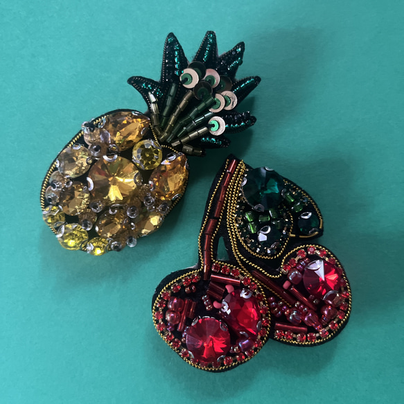 お得な2個セット❤️パイナップルとチェリーのビーズ刺繍ブローチ