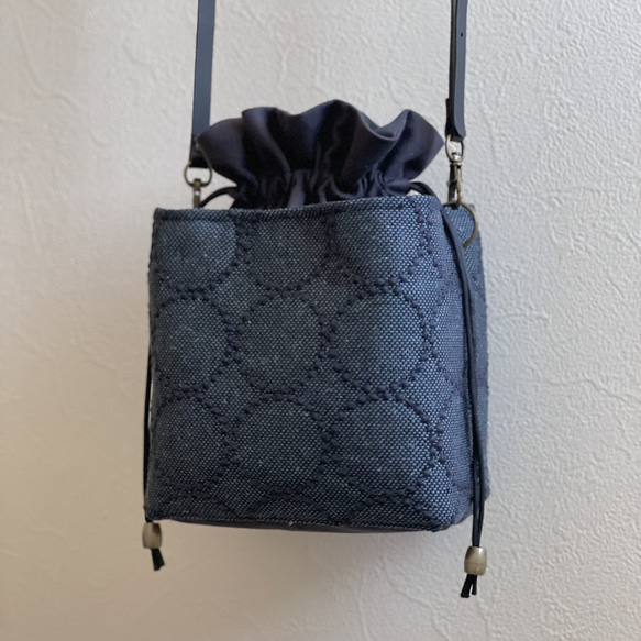 ⚮̈ミナペルホネン tambourine navy ネリオバッグ あおり巾着  