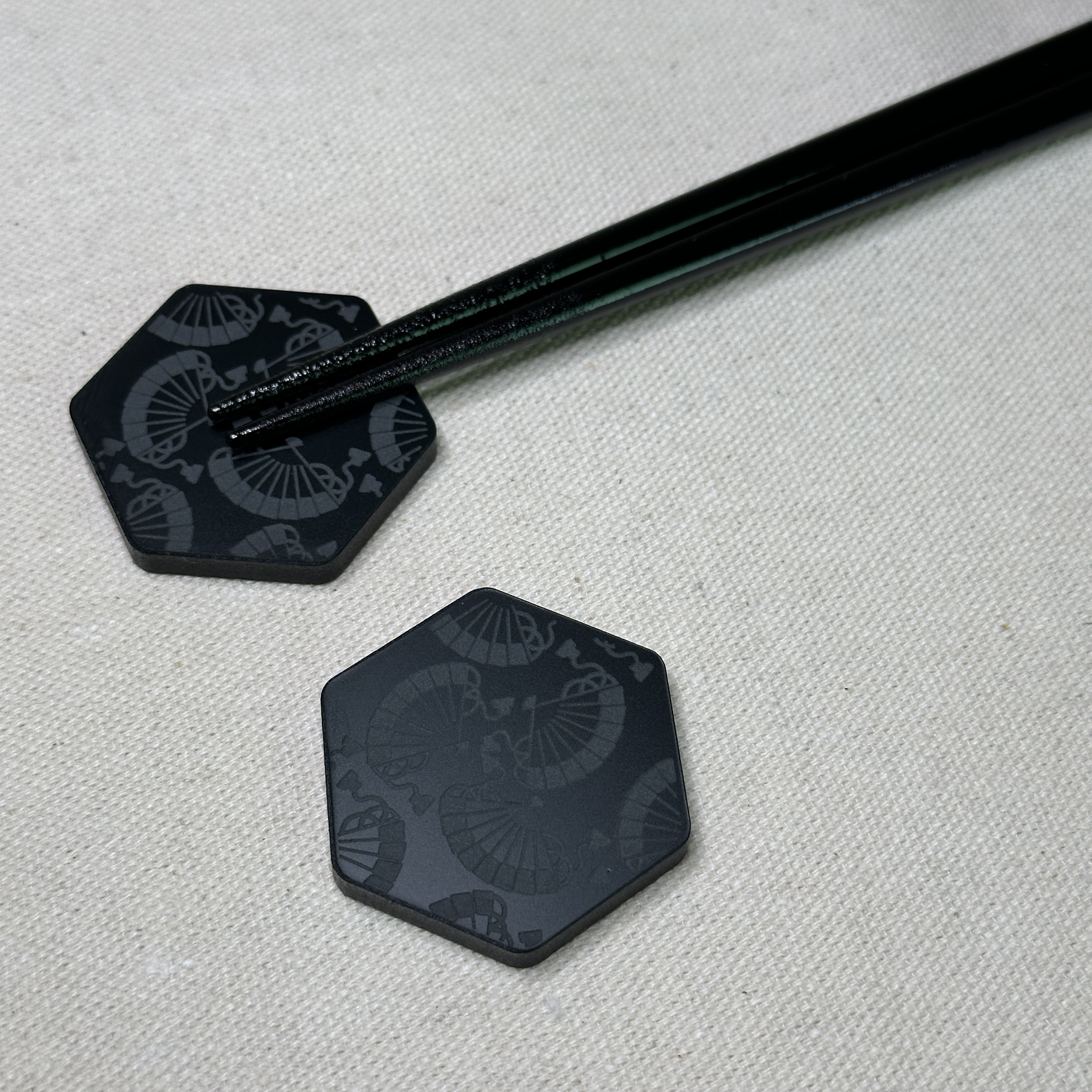 3点～購入で送料無料】 檜扇紋 六角形 箸置き 2個 マットブラック  