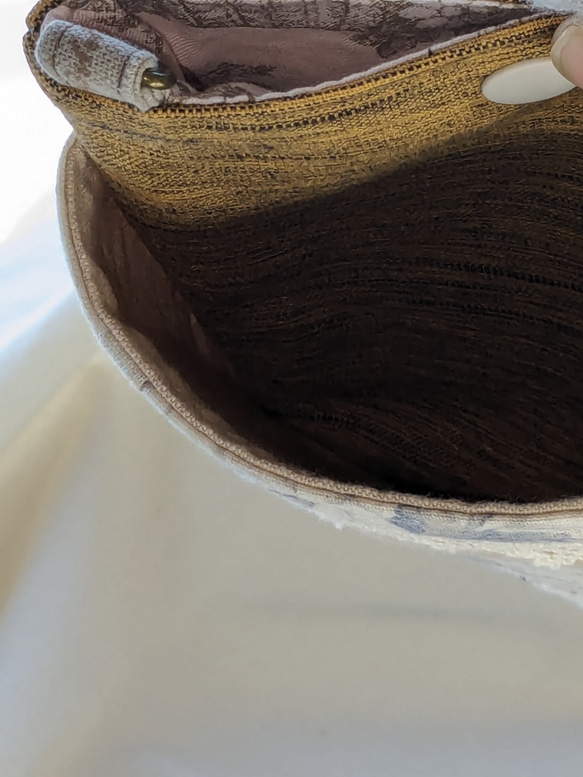 ナチュラルが好き！リネンと織りのパッチワーク風スマホポシェット(カラシ系①) 10枚目の画像