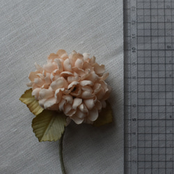 【布花】紫陽花のコサージュ（ベージュライトピンク） 6枚目の画像