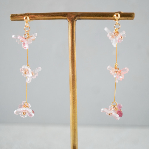 華やかなしだれ桜のロングピアス/イヤリング イヤリング 