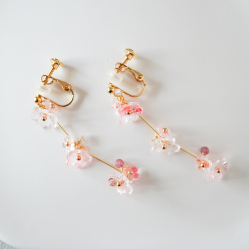 華やかなしだれ桜のロングピアス/イヤリング イヤリング 