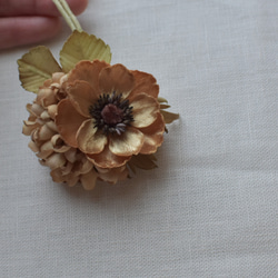 【布花】アネモネと紫陽花のコサージュ（ゴールドベージュ） 8枚目の画像