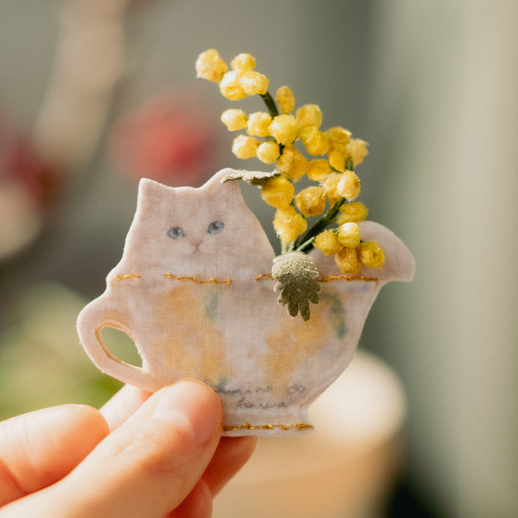 白猫 と ミモザ の お茶会 ブローチ　布花+森の動物絵本シリーズ 2枚目の画像