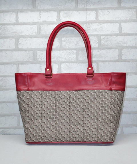 石畳模様の縁と革のコンビバッグ