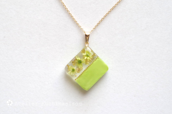 レジンアート バイカラーのお花のペンダント〈アップルグリーン