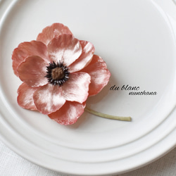 【布花】アネモネのブローチブローチ大輪（艶ピンク） 1枚目の画像