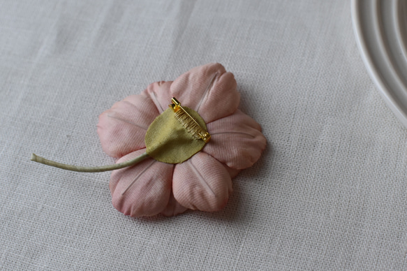 【布花】アネモネのブローチブローチ大輪（艶ピンク） 6枚目の画像