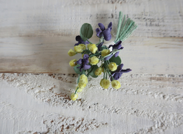 布花　ミモザとスミレの花束ブローチ 1枚目の画像