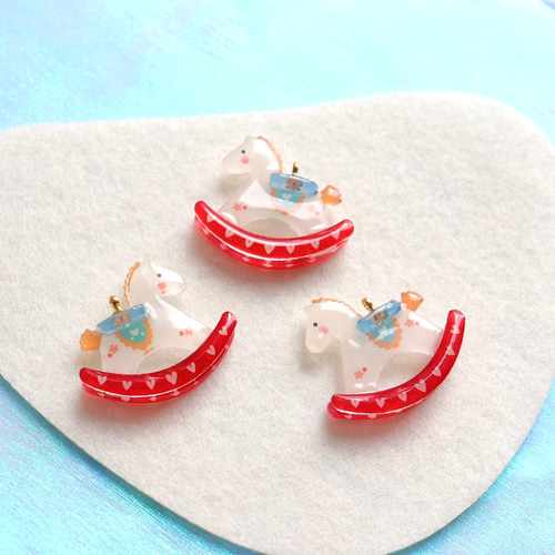 新作☆木馬 ロッキングホース アクリル樹脂チャーム その他素材