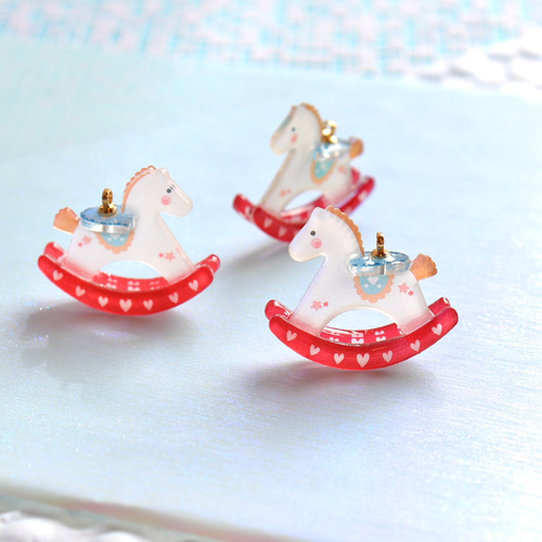 新作☆木馬 ロッキングホース アクリル樹脂チャーム その他素材