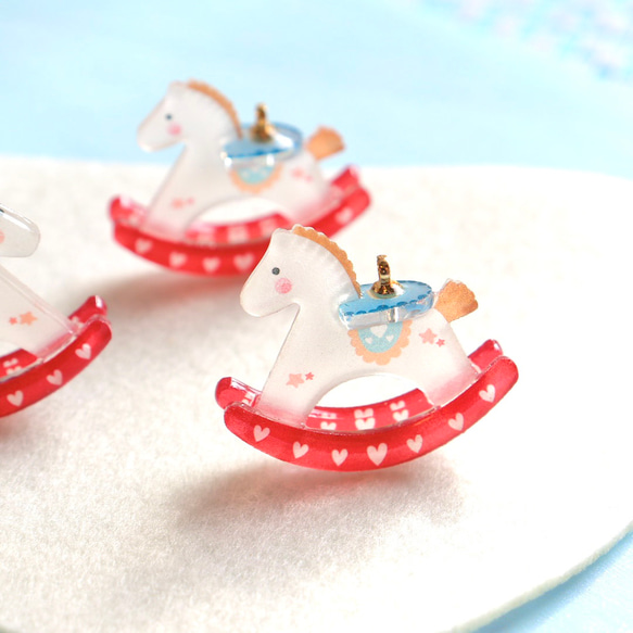 新作☆木馬 ロッキングホース アクリル樹脂チャーム その他素材