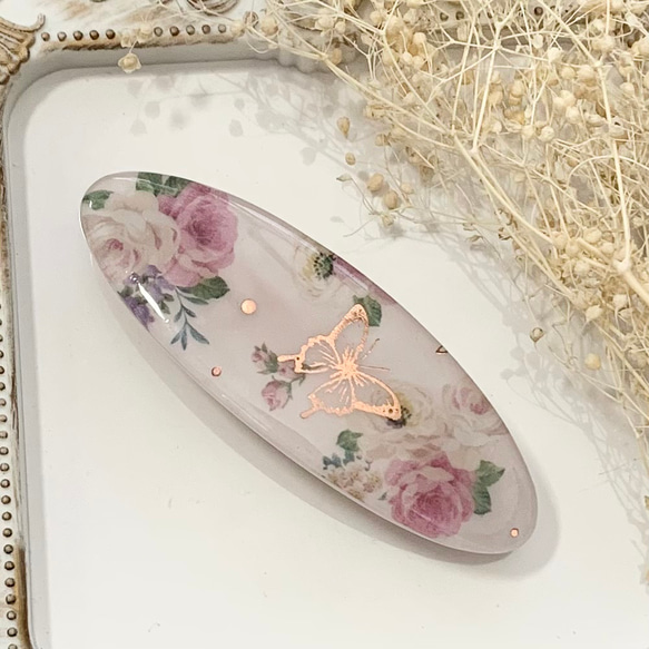 薔薇丸ごとに蝶がとまったレジンチャーム 気安く