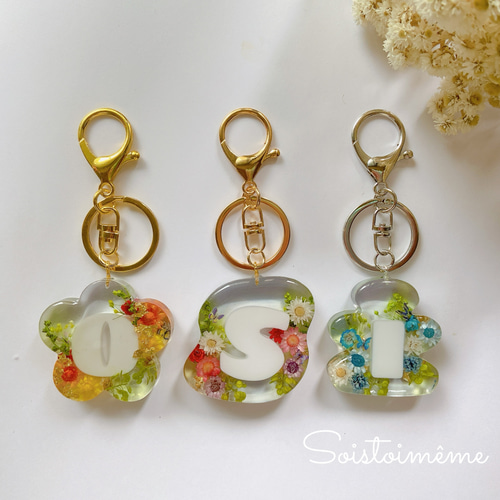 受注制作】イニシャルFlowerキーホルダー ☆イニシャル対応可