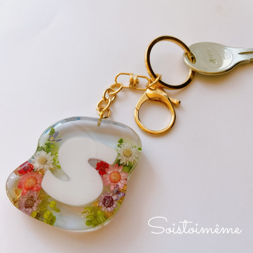 受注制作】イニシャルFlowerキーホルダー ☆イニシャル対応可