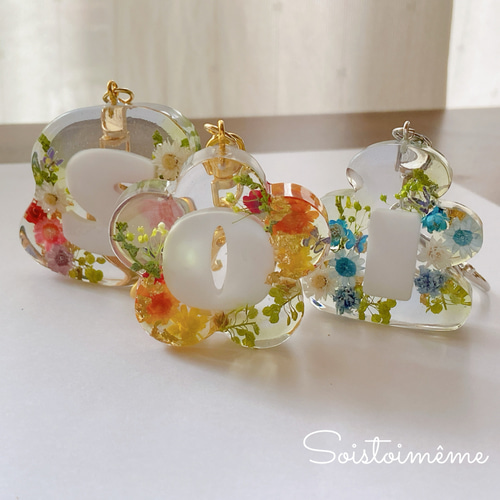 桔梗　イニシャルキーホルダー　16点　ハンドメイド　お花チャーム 7c3d8dd4ba809265eb6fb0120946e9