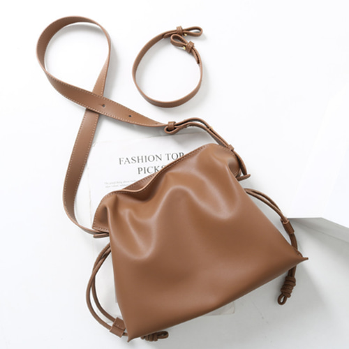 しっとりと柔らかい高級手作りのレザー本革 ショルダーバッグ  