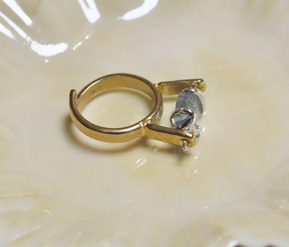 真鍮・銀・アクアマリンの指環：《回転運動 01/Révolution 01》フリーサイズ 4枚目の画像