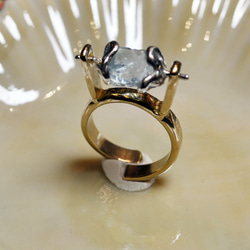 真鍮・銀・アクアマリンの指環：《回転運動 01/Révolution 01》フリーサイズ 2枚目の画像