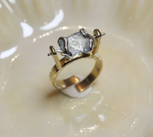 真鍮・銀・アクアマリンの指環：《回転運動 01/Révolution 01》フリーサイズ 1枚目の画像