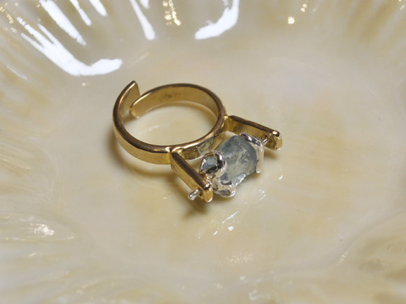 真鍮・銀・アクアマリンの指環：《回転運動 01/Révolution 01》フリーサイズ 3枚目の画像