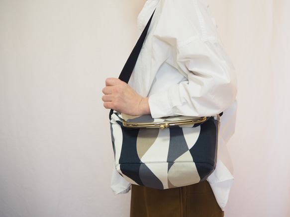 【限定サンプルセール】ウェーブ柄≪ブルー≫　がまぐち2wayショルダーバッグ 3枚目の画像