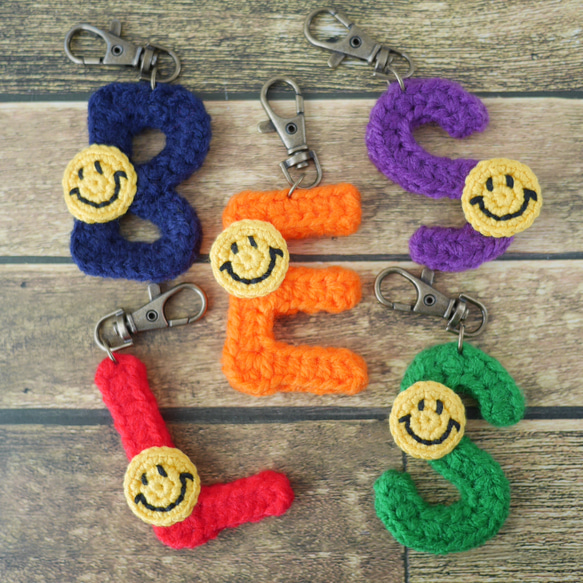 ナスカン】ニコちゃんのアルファベットチャーム キーリング 手編みのお