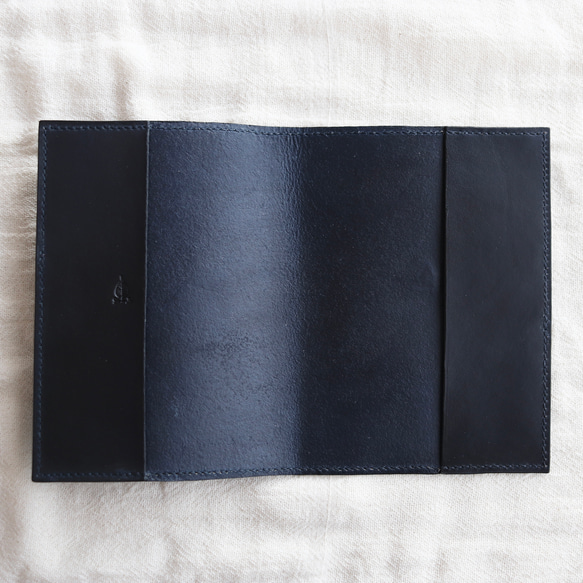 藍と墨の重ね染のレザー文庫本カバー 4枚目の画像