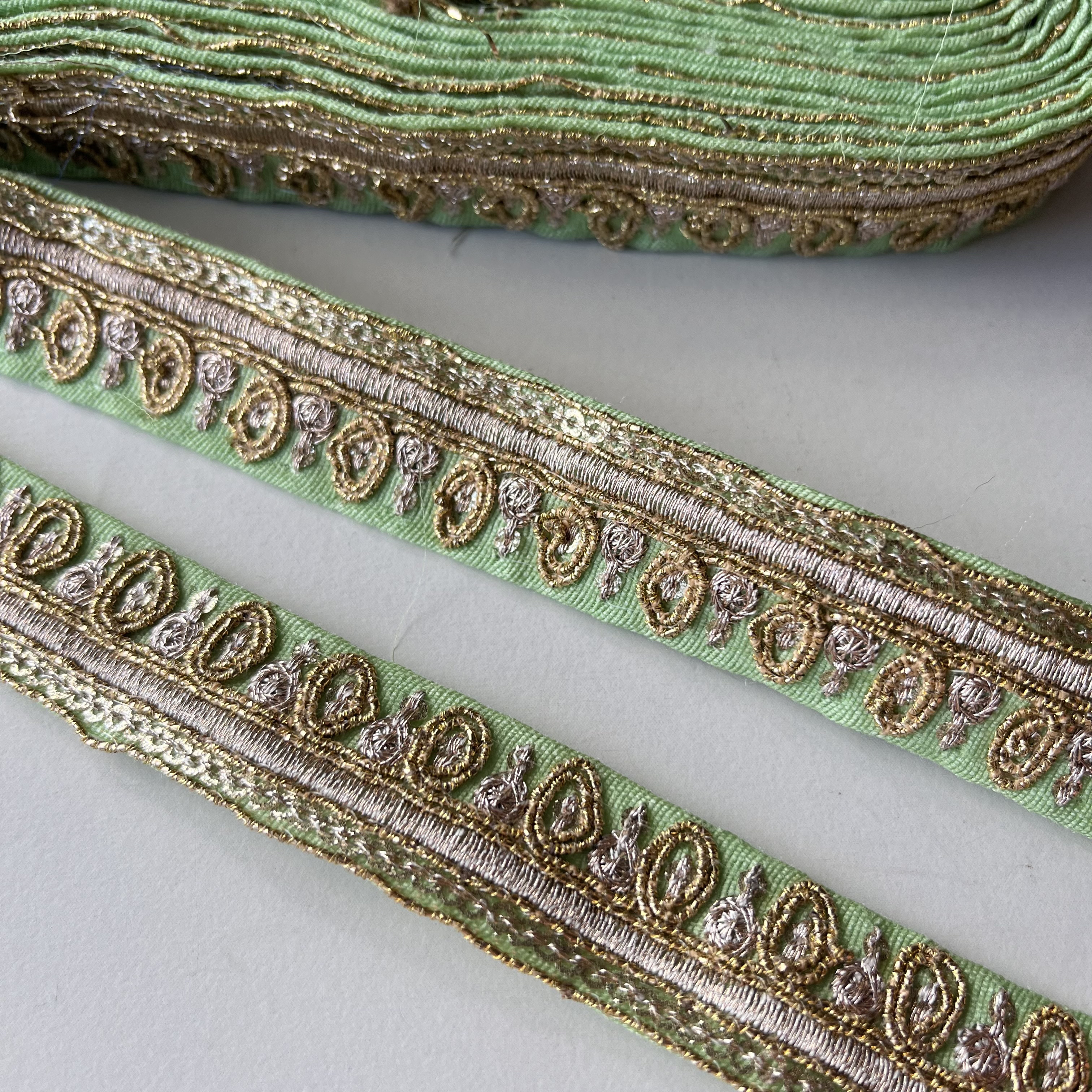 刺繍リボン NO.B569】インド刺繍リボン 20cm 刺繍リボン ハギレ カット売り