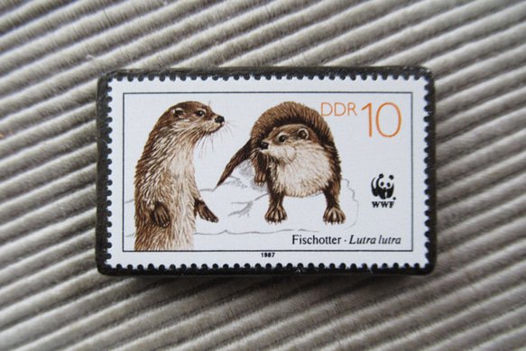 ドイツ　カワウソ切手ブローチ9464 1枚目の画像