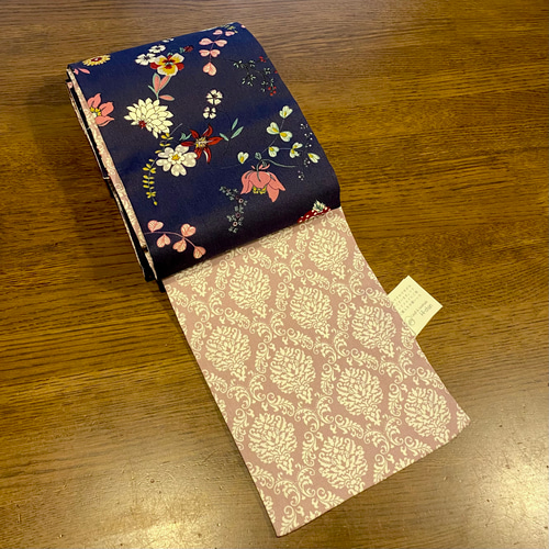 半幅帯 紺地に花柄 裏面ダマスク柄 帯芯入り 和装小物（帯・半襟） ひ  