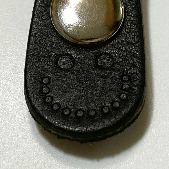 送料無料 ニコちゃん コードクリップ かわいい スマイル ヘッドフォン イヤホン レザー 革 ヌメ革 ブラック 3枚目の画像
