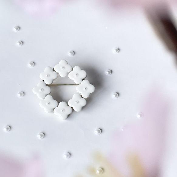 【2点セット】白い小花のリースブローチと揺れるコットンパールのピアス/イヤリング　母の日　七五三　結婚式　フォーマル 9枚目の画像