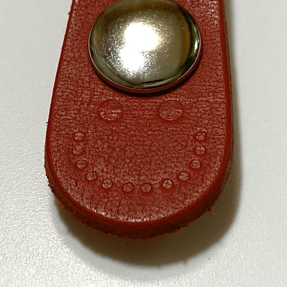 送料無料 ニコちゃん コードクリップ かわいい スマイル ヘッドフォン イヤホン レザー 革 ヌメ革 レッド 3枚目の画像