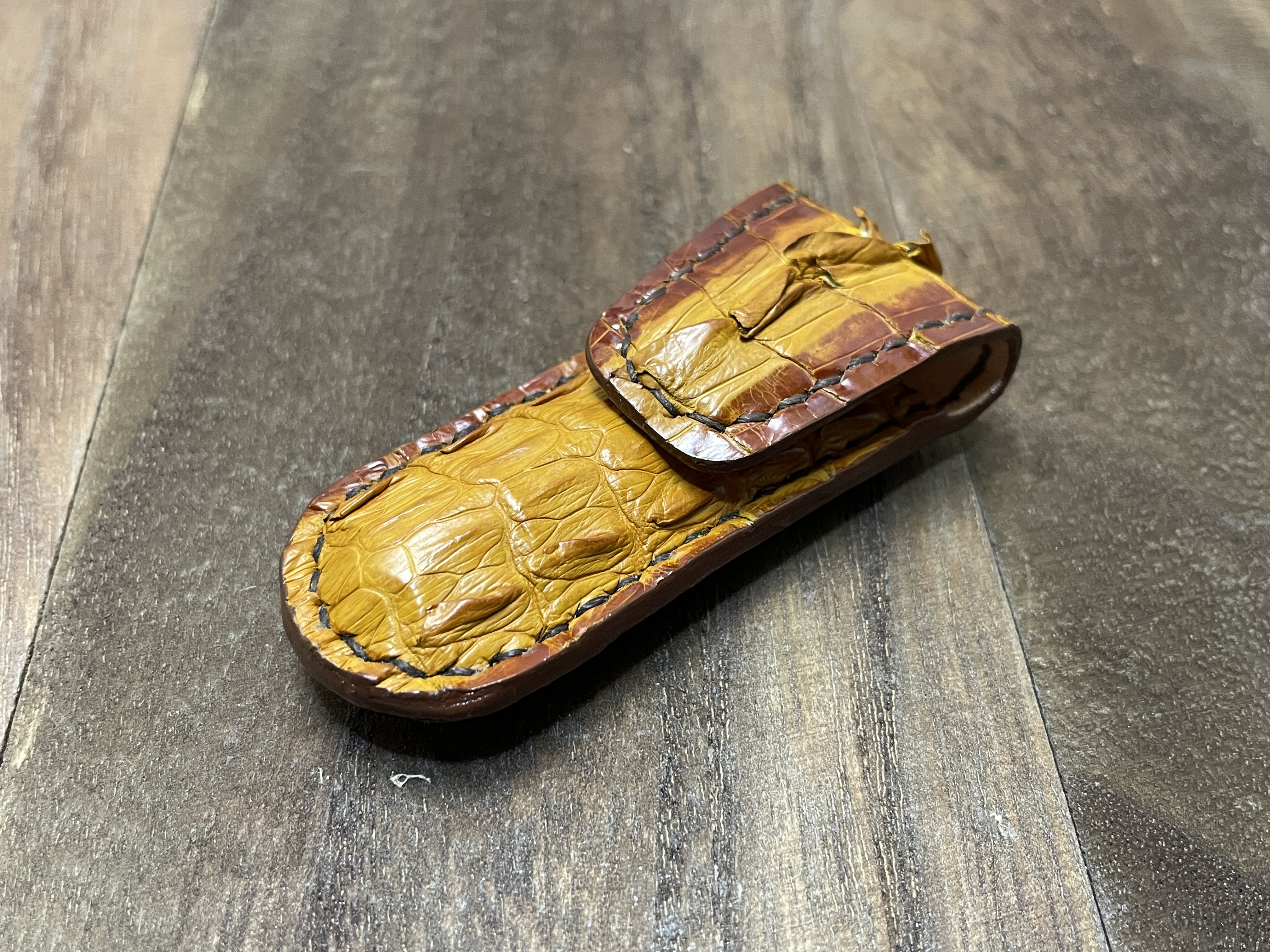 クロコダイルテールのボタン式印鑑ケース（ミニ朱肉付き）