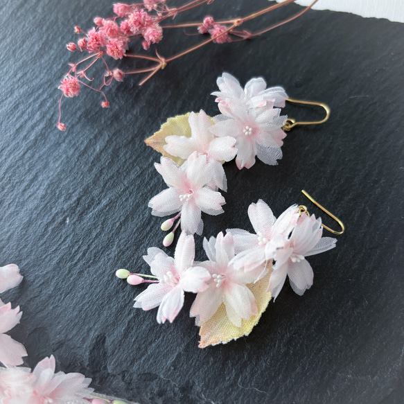 枝垂れ桜の春色ピアス/イヤリング(樹脂、チタン、ノンホールピアス) 布花 サクラ さくら 花 2024春新作 2枚目の画像