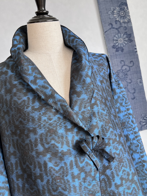 藍色紬をさらりと羽織るドレープコート　コートガウン　着物リメイク　アップサイクル 5枚目の画像