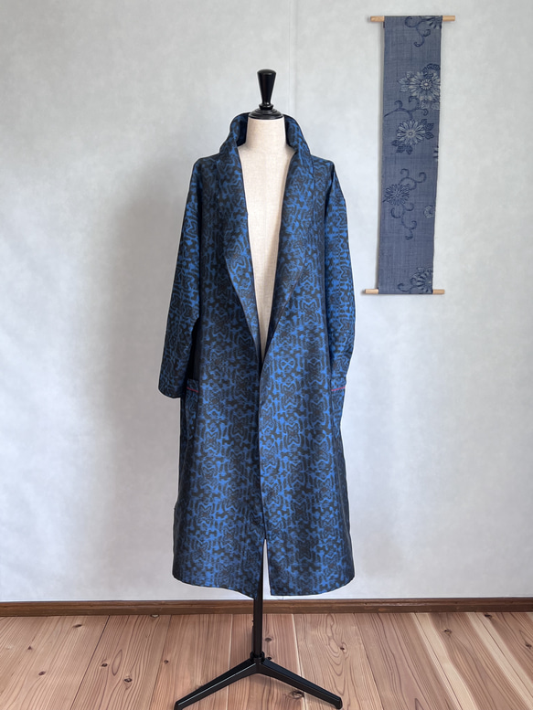 藍色紬をさらりと羽織るドレープコート　コートガウン　着物リメイク　アップサイクル 1枚目の画像
