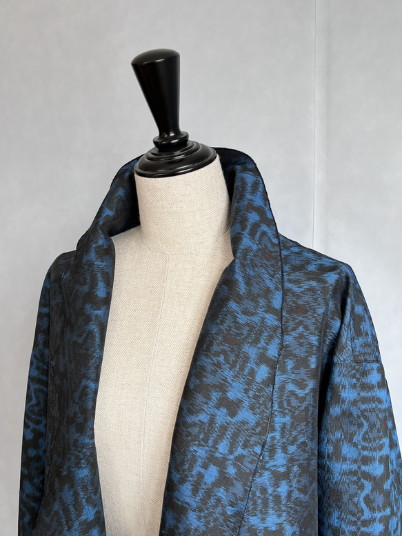 藍色紬をさらりと羽織るドレープコート　コートガウン　着物リメイク　アップサイクル 3枚目の画像