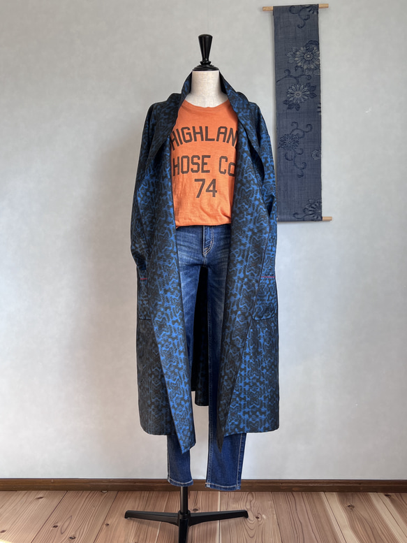藍色紬をさらりと羽織るドレープコート　コートガウン　着物リメイク　アップサイクル 7枚目の画像