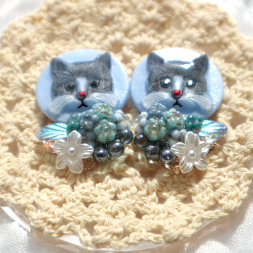 空を見上げたお花の黒猫 黒猫ピアス 猫ピアス ねこピアス 猫イヤリング 