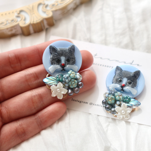空を見上げたお花の黒猫 黒猫ピアス 猫ピアス ねこピアス 猫イヤリング 