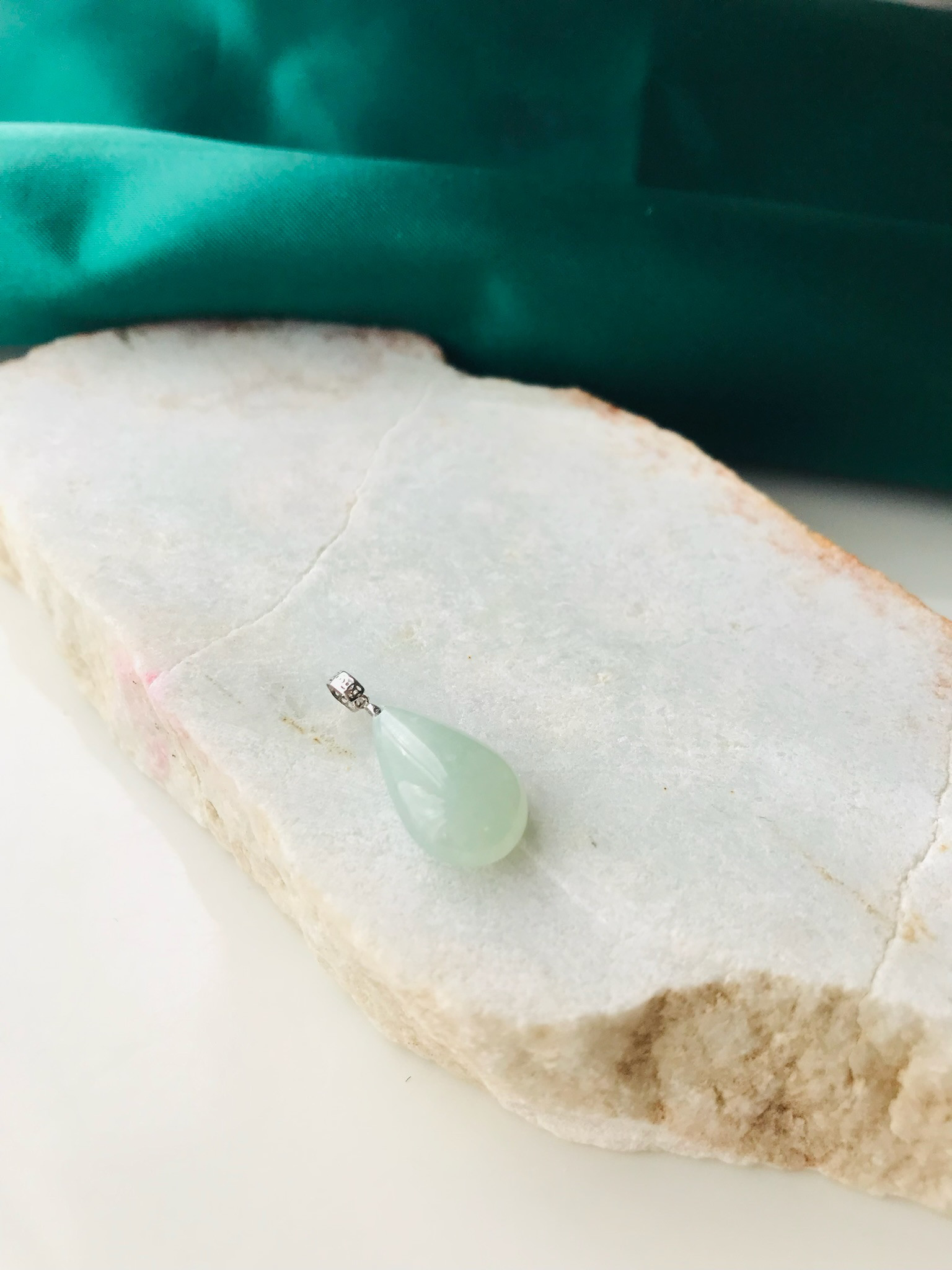 [P110-266] ジェイド　JADE  ヒスイ　ペンダント　天然石　ミャンマー産　マスカットグリーン　ドロップ型　雫