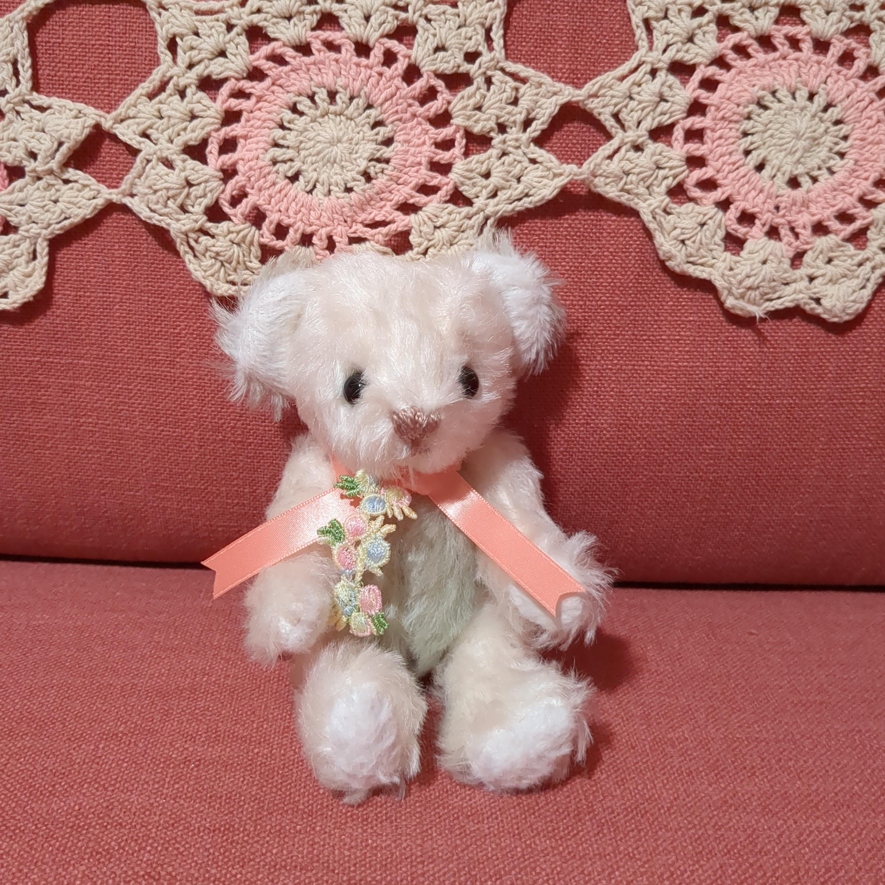 ホワイトとペールグリーンの小さなテディベア