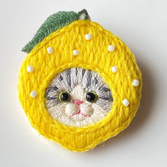 ほっかむり猫の刺繍ブローチ/レモン　※受注制作※檸檬　サバ白 8枚目の画像