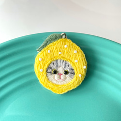 ほっかむり猫の刺繍ブローチ/レモン　※受注制作※檸檬　サバ白 2枚目の画像