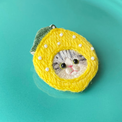 ほっかむり猫の刺繍ブローチ/レモン　※受注制作※檸檬　サバ白 4枚目の画像