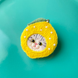ほっかむり猫の刺繍ブローチ/レモン　※受注制作※檸檬　サバ白 3枚目の画像